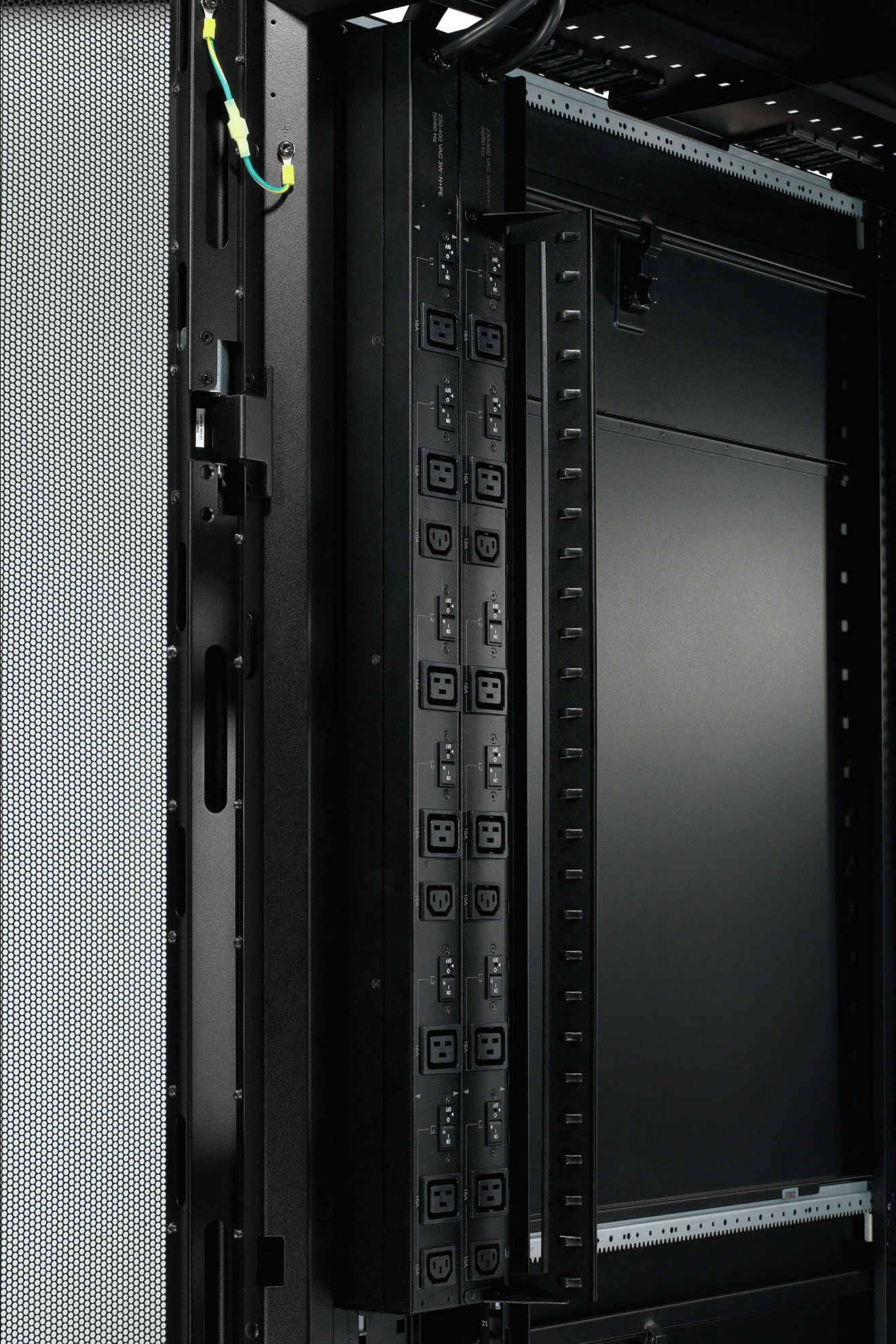 Rack PDU Basic Zero U unité de distribution d'énergie 9 sortie(s) CA 0U Noir Rack PDU Basic Zero U unité de distribution d'énergie 9 sortie(s) CA 0U Noir